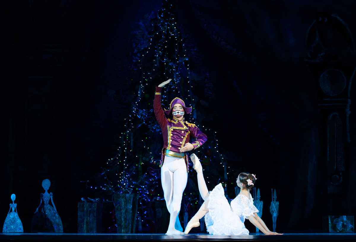 «Щелкунчик». Спектакль театра «Кремлёвский балет». Первое действие. Мари – лауреат Всероссийского и Международных конкурсов Александра Криса, Щелкунчик-кукла - лауреат Международных конкурсов Дмитрий Прусаков