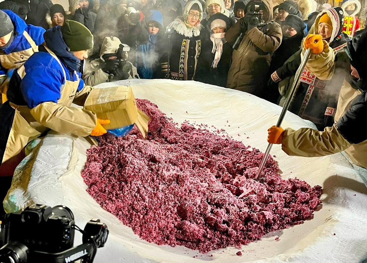 Два рекорда: «Таймырский десерт» весом 262,1 кг в снежной чаше размером 3,1 х 2,1м и высотой почти 1м. Источник: vk.com/vestitaimyr