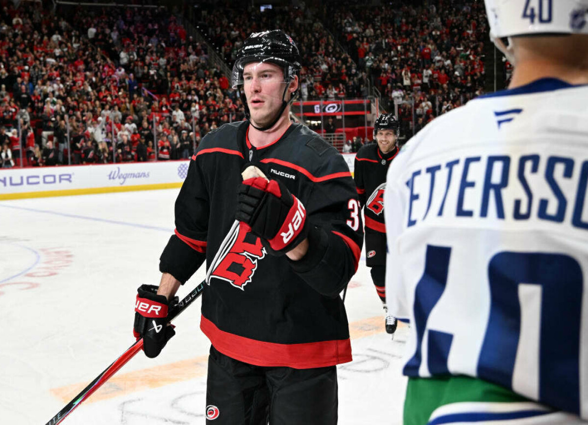     ClutchPoints о том, почему «Каролине» не стоит обменивать Свечникова: его игра в плей-офф впечатляет