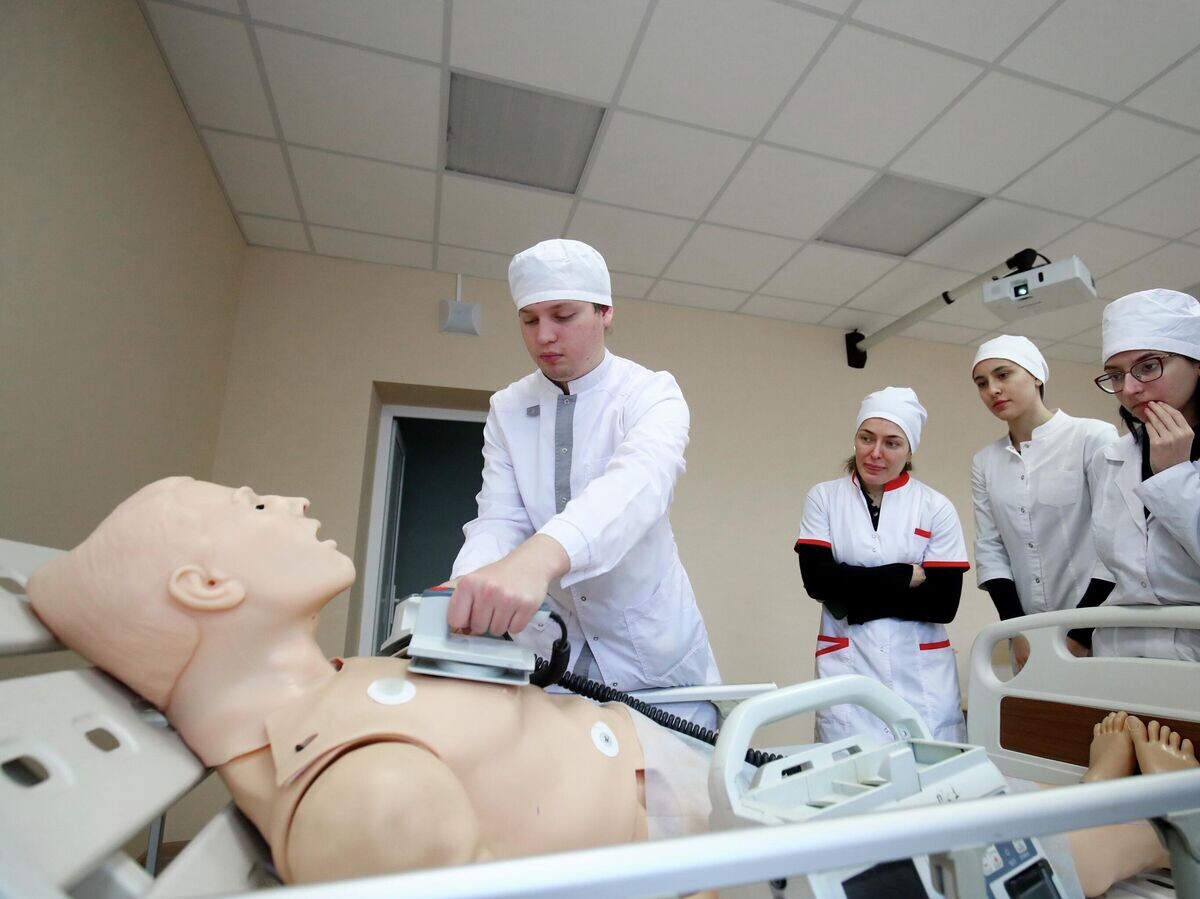    Студенты практикуют реанимационные действия во время занятий в симуляционном центре доврачебной помощи при медицинском университете ВолгГМУ в Волгограде | © РИА Новости / Кирилл Брага