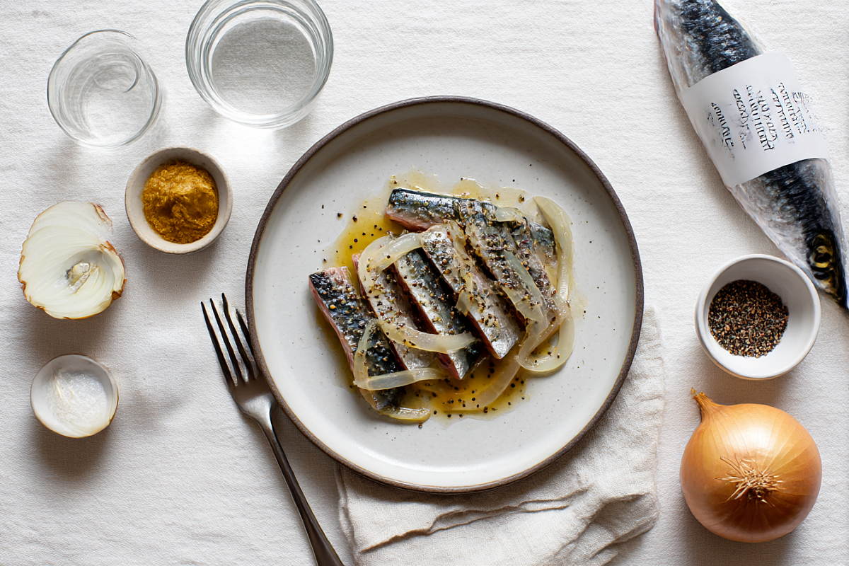    «Хе» любят за то, что маринад быстро раскрывает вкус рыбы и делает закуску особенно яркой.