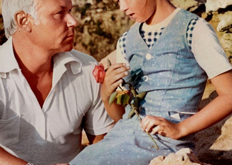 Мать была жива, но дочь в 10 лет собрала вещи и ушла жить к отцу. Почему актёр Леонид Неведомский растил ребенка один, и каким он был отцом