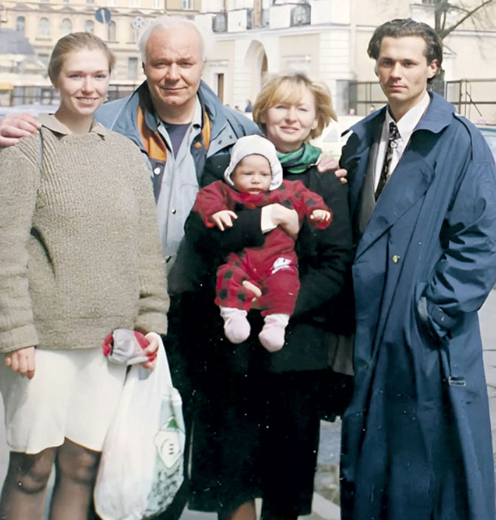 Леонид Неведомский с дочкой, зятем, женой и внуком