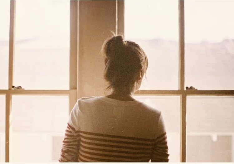 девушек в комнате не было, убежали на свидание