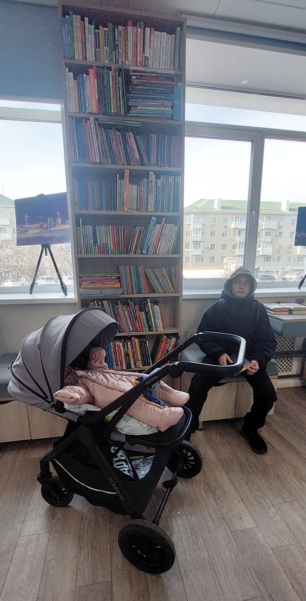 Деточки мои приобщаются к чтению с младых ногтей. Старшего не удалось окультурить, Ян же читает много и с удовольствием. Надеюсь, и Катерине чтение будет по вкусу.