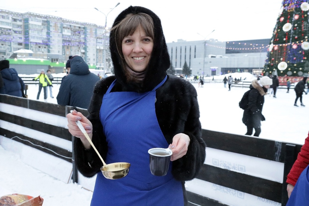 Всем хорошего настроения! Любовь Викторовна разливает безалкогольный пунш студентам. Это уже традиция.