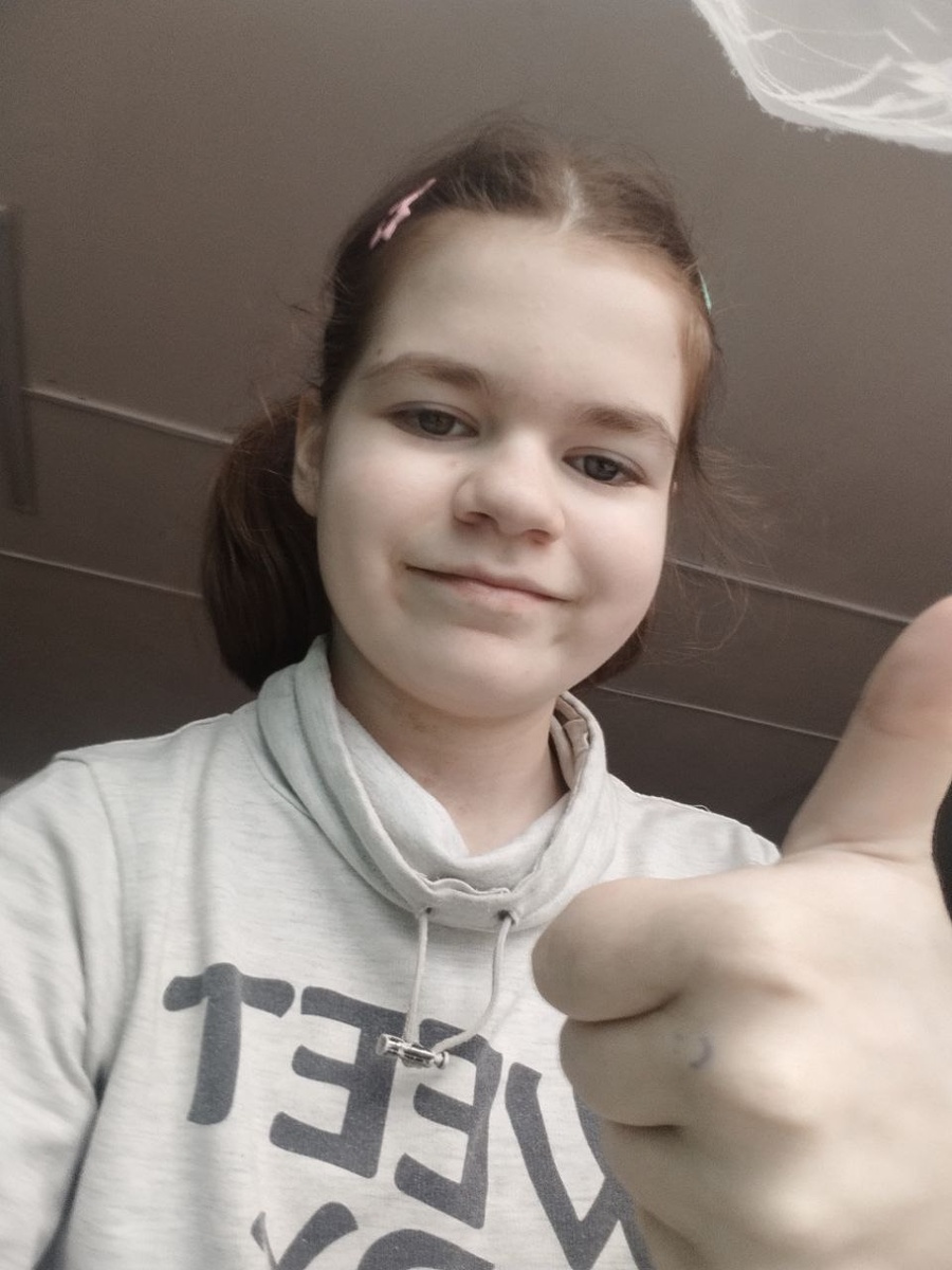 Ника возвращается из школы в начале этого учебного года