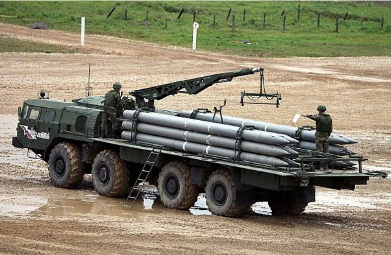 Российские солдаты перезаряжают ракеты на РСЗО "Смерч" с помощью перегрузочной машины, оснащенной гидравлическим краном. 