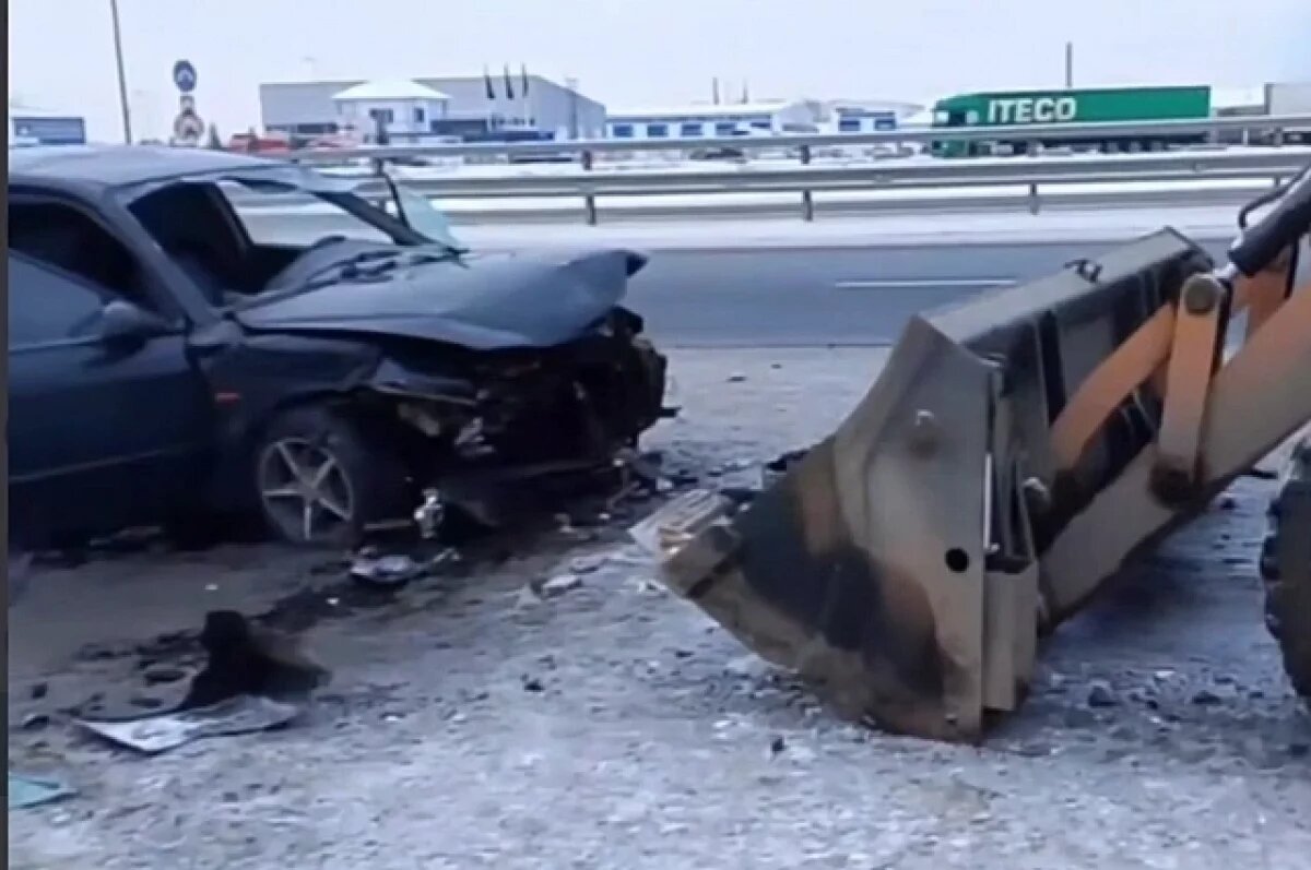    В Башкирии автоледи на трассе М-5 врезалась в экскаватор и погибла