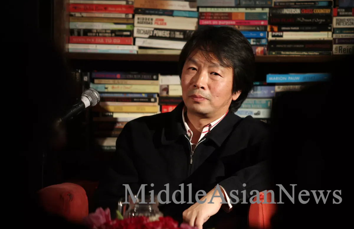 Лю Чжэньюнь (劉震云) — китайский писатель, яркий представитель неореализма, прозаик, профессор Института свободных искусств 