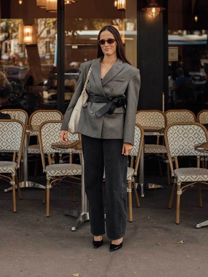 В сочетании со строгим офисным блейзером получается немного раскованный и спокойный образ повседневной городской жизни.