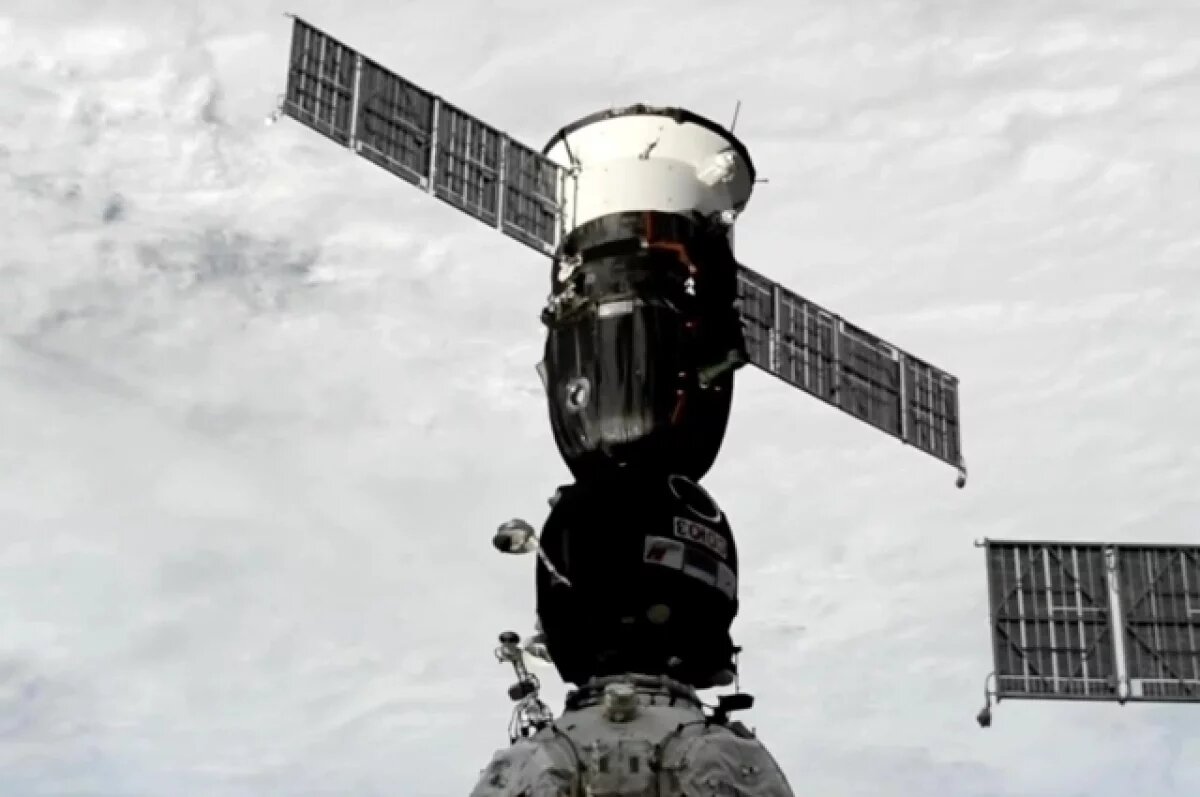    Для возвращающегося на Землю экипажа «Союз МС-27» на МКС приготовили торт