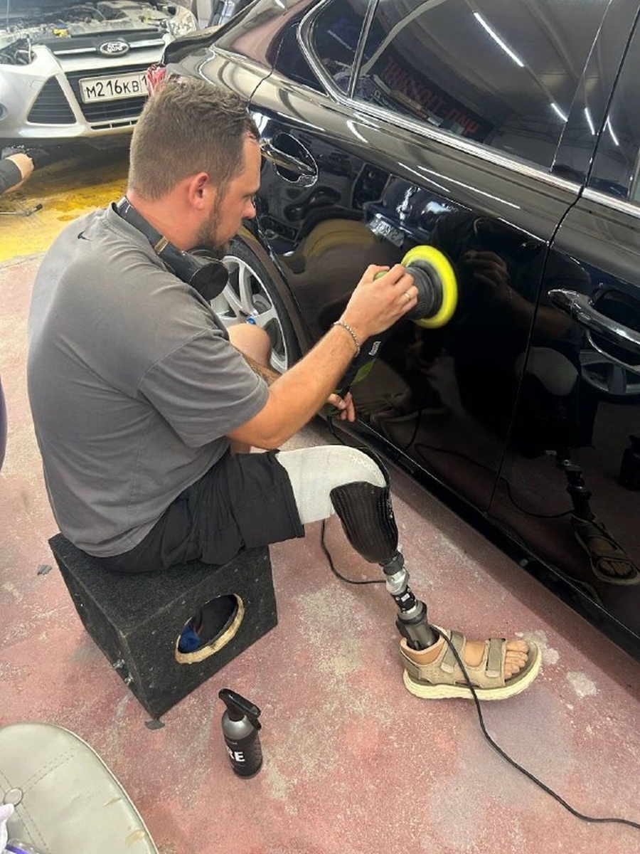    Антон любит работать с автомобилями. Фото: личный арихв