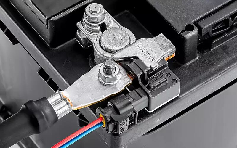    Датчик встроен в минусовую клемму. В «мозги» машины идут два тонких провода. Разъем, при желании, можно отключить.