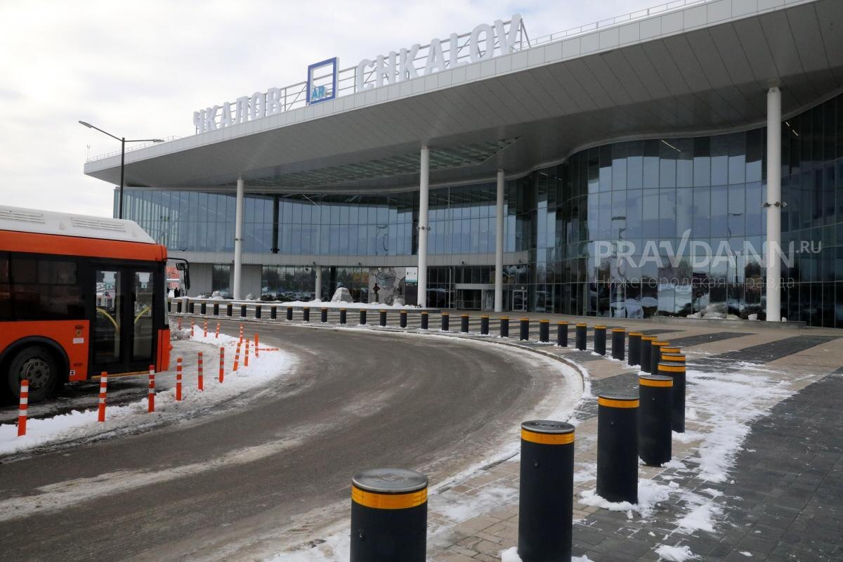    Аэропорот временно не принимает и не выпускает самолеты