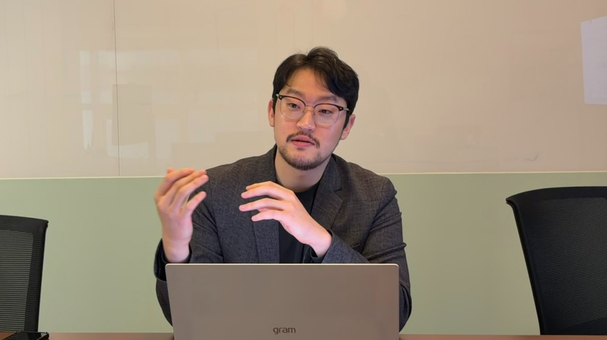 Заместитель гендиректора GALUX Пак Тхэ Ён дает интервью корреспонденту HERALD BUSINESS в штаб-квартире компании в Кванак-гу, Сеул, 4 декабря. Корреспондент Чхве Ын Чжи