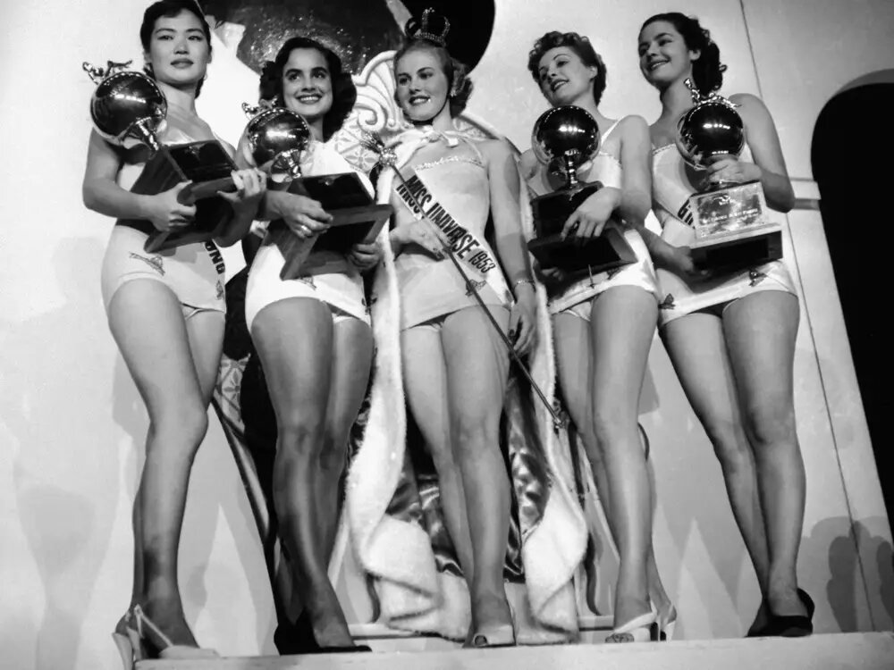 Первые три «Мисс Вселенные» Арми Куусела (Финляндия), Кристиан Мартель (Франция) и Мириам Стивенсон (США)