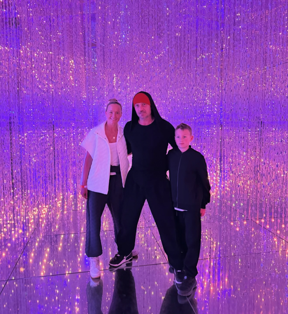    Роман Костомаров с женой и сыном. Фото: Instagram (Запрещён в РФ) @romankostomarovkrs