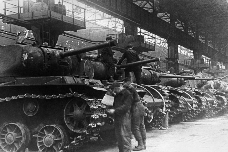    Сборка танков КВ-1 в цехе Кировского завода, 1943 год   
ТАСС