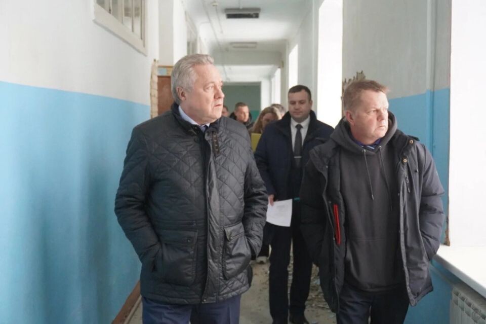    Рабочий выезд Александра Артемова в школы № 60 и № 102. Источник: Barnaul.org