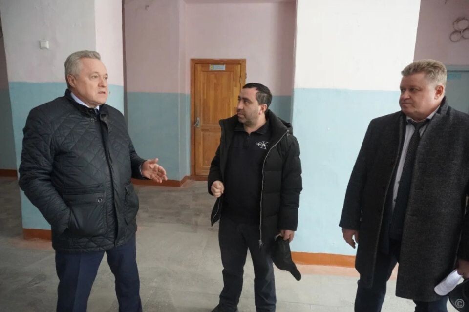    Рабочий выезд Александра Артемова в школы № 60 и № 102. Источник: Barnaul.org