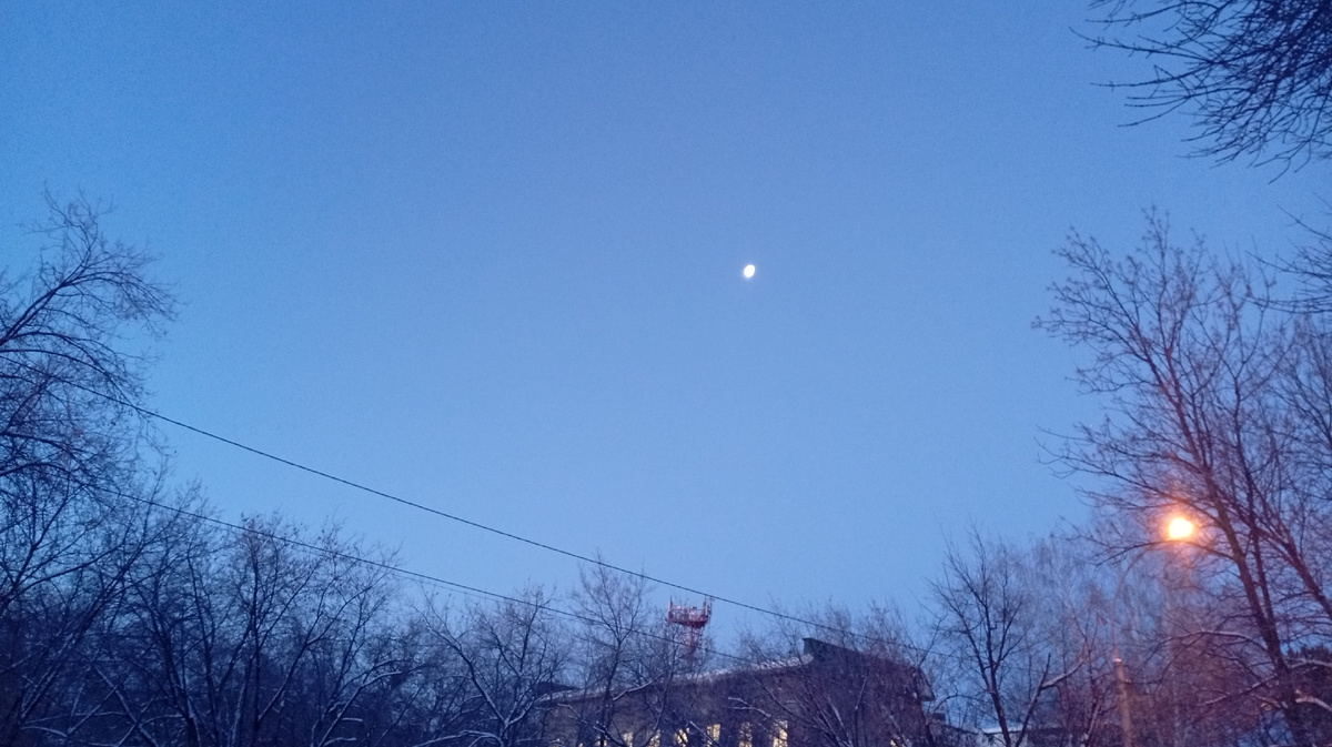 Луна над поликлиникой. А рядом фонарь . 