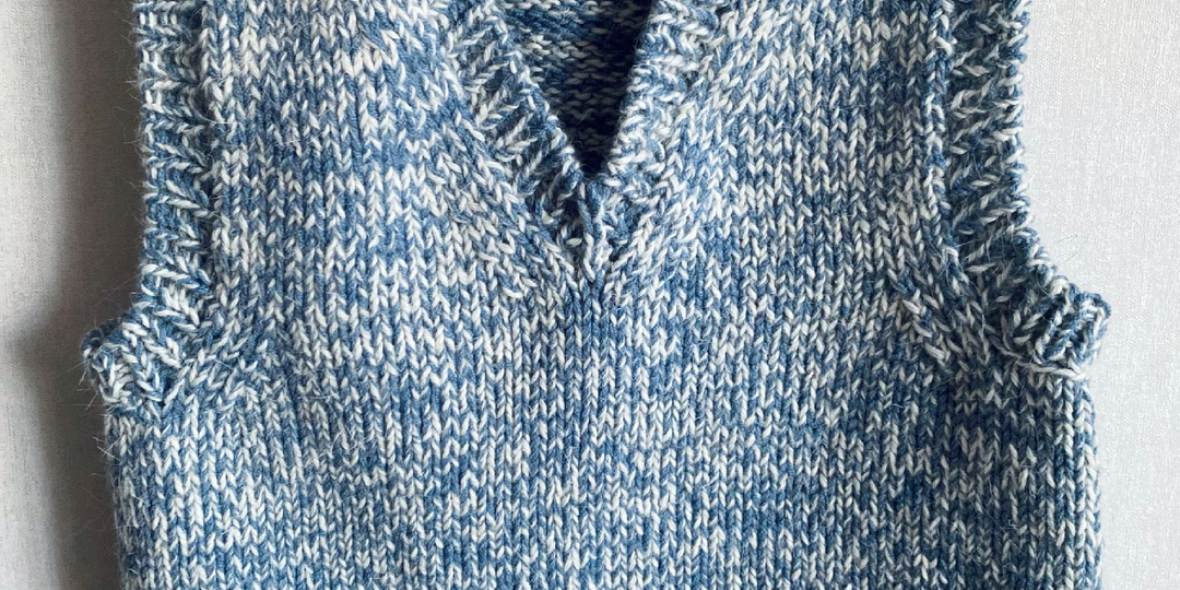 Жилетка бело-голубая (описание)