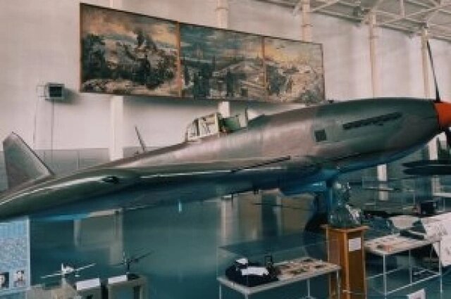    Восхитившись отвагой лётчика и тем, что он смог сохранить боевую машину во всех вылетах, Сергей Ильюшин лично подарил ему свой новый самолёт Ил-10. Фото: Центральный музей Военно-Воздушных Сил