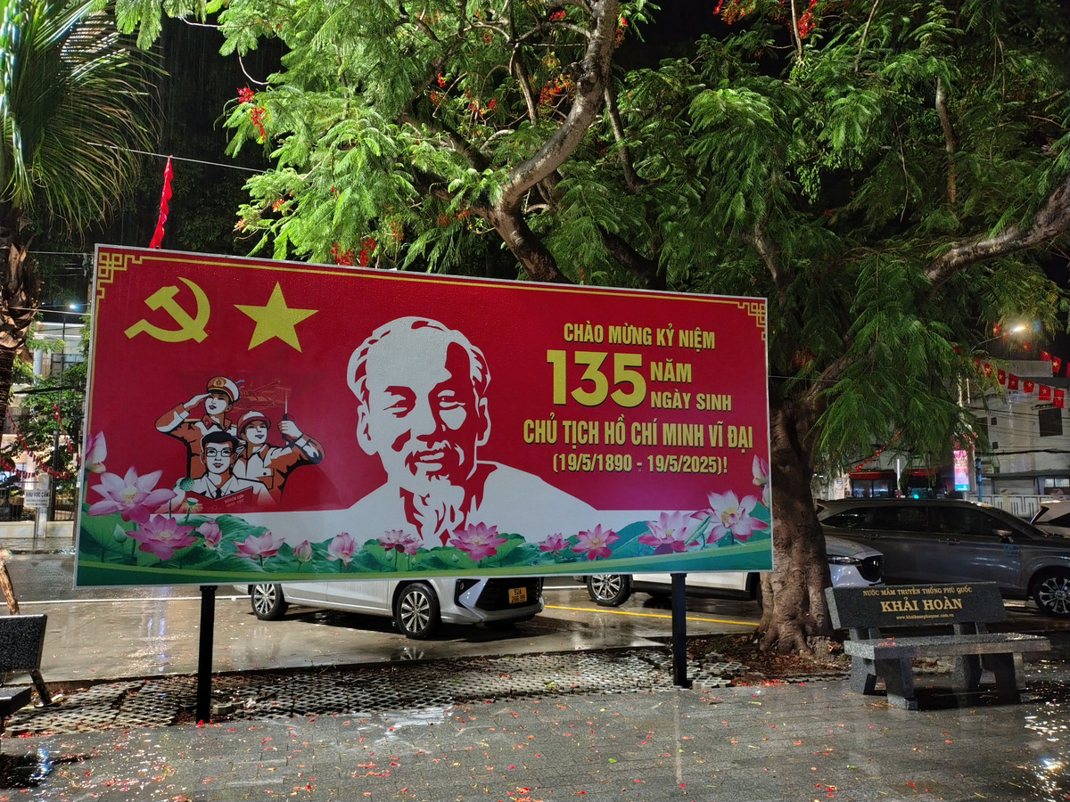 Во всех городах покрупнее встречаются такие плакаты. Это 135 годовщина независимости Вьетнама (они были французской колонией). Это столица острова Дуонг Донг.