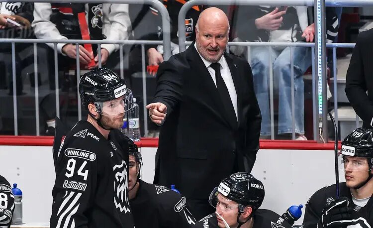    Бенуа Гру и Михаил Григоренко / Источник фото: Павел Табарчук – photo.khl.ru