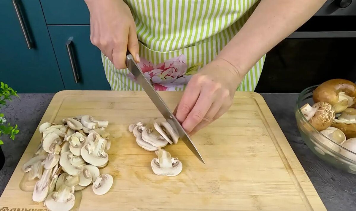 Вегетарианские рецепты от Натальи / Rutube📷Нарежьте шампиньоны