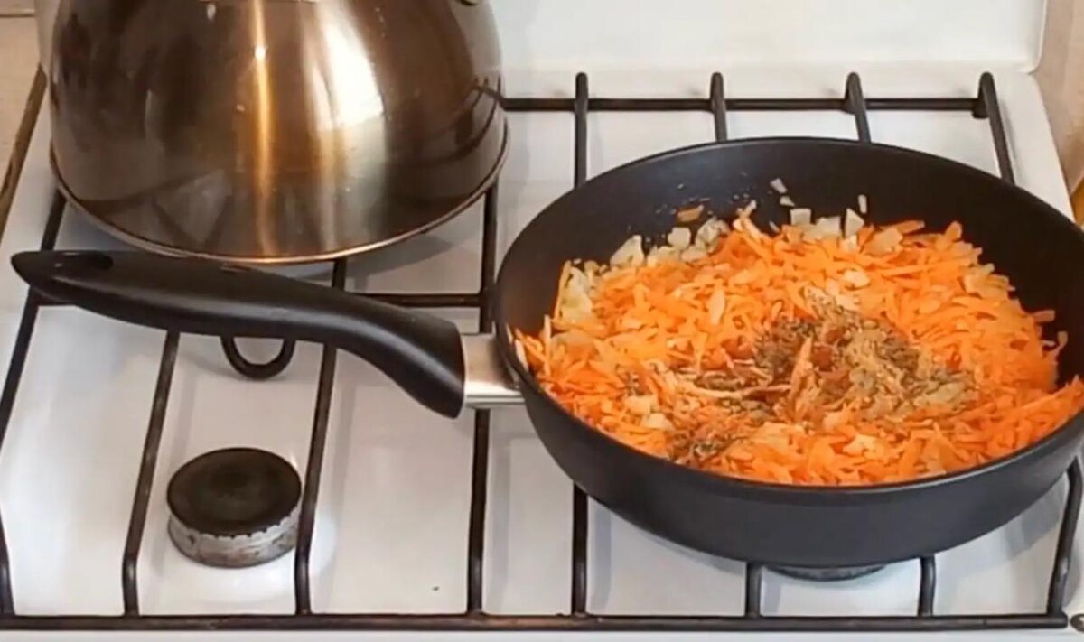 Вкусные рецепты на каждый день / Rutube📷Обжарьте лук и морковь