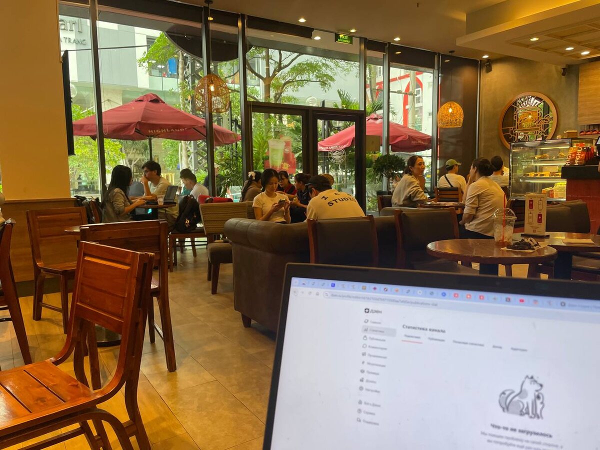 Пишу статьи в кафе