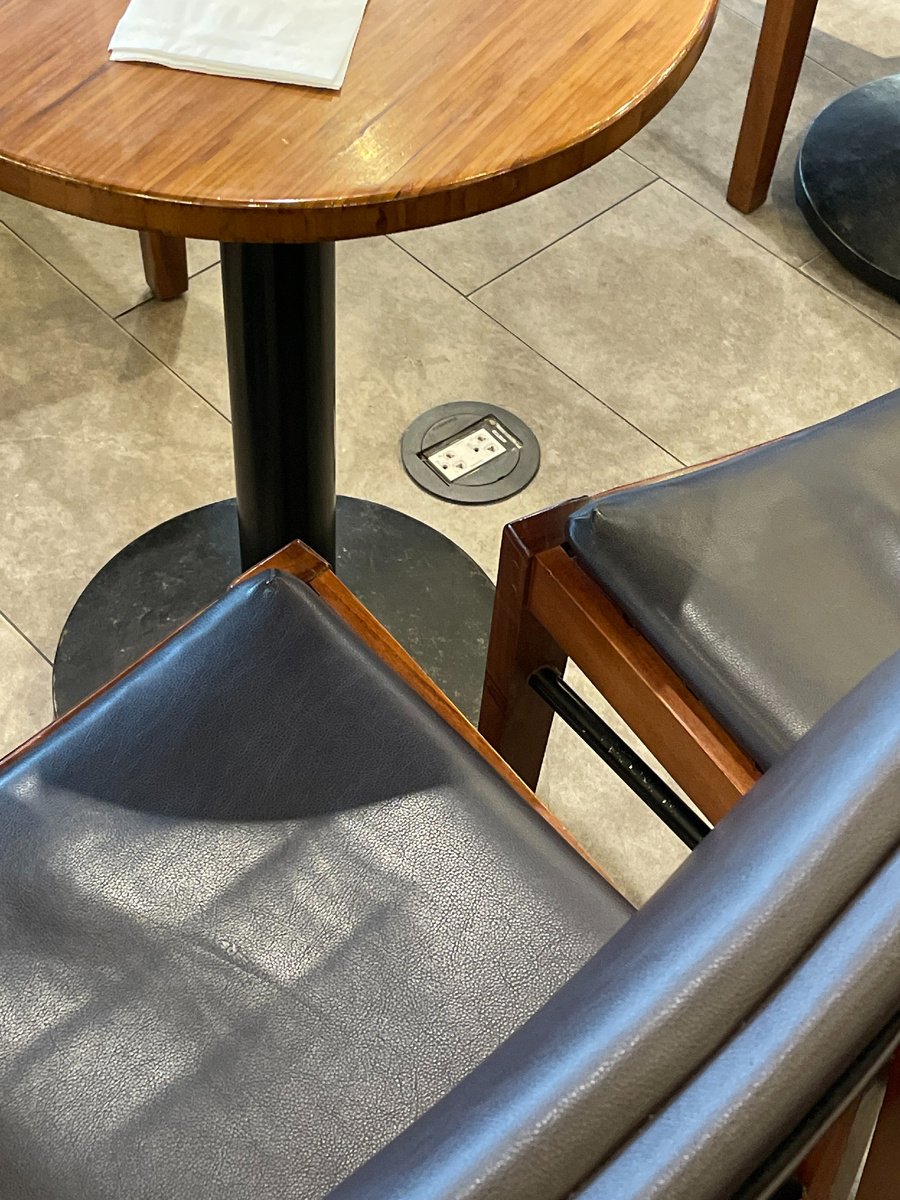 Розетка в полу. Не стоит наступать мокрыми ногами.