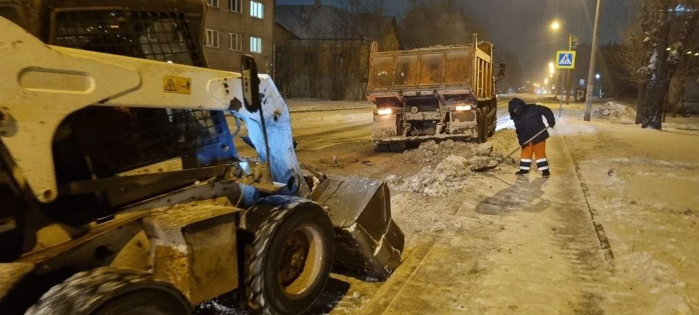     Красноярские дорожники убирают улицы в 30-градусный мороз