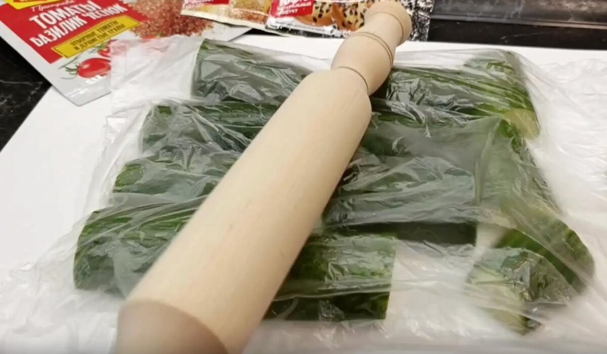 Iris из города Е / Rutube📷С помощью скалки отбейте огурцы