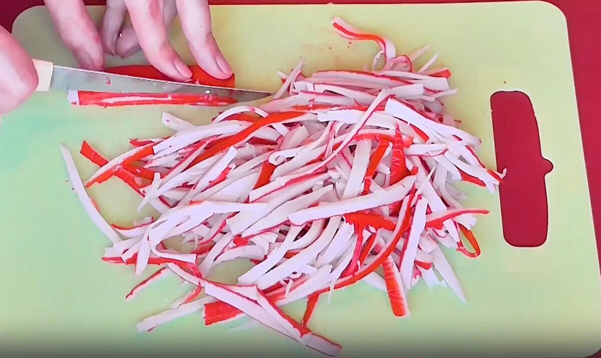 Рецепт Просто / Rutube📷Нарежьте крабовые палочки на полоски