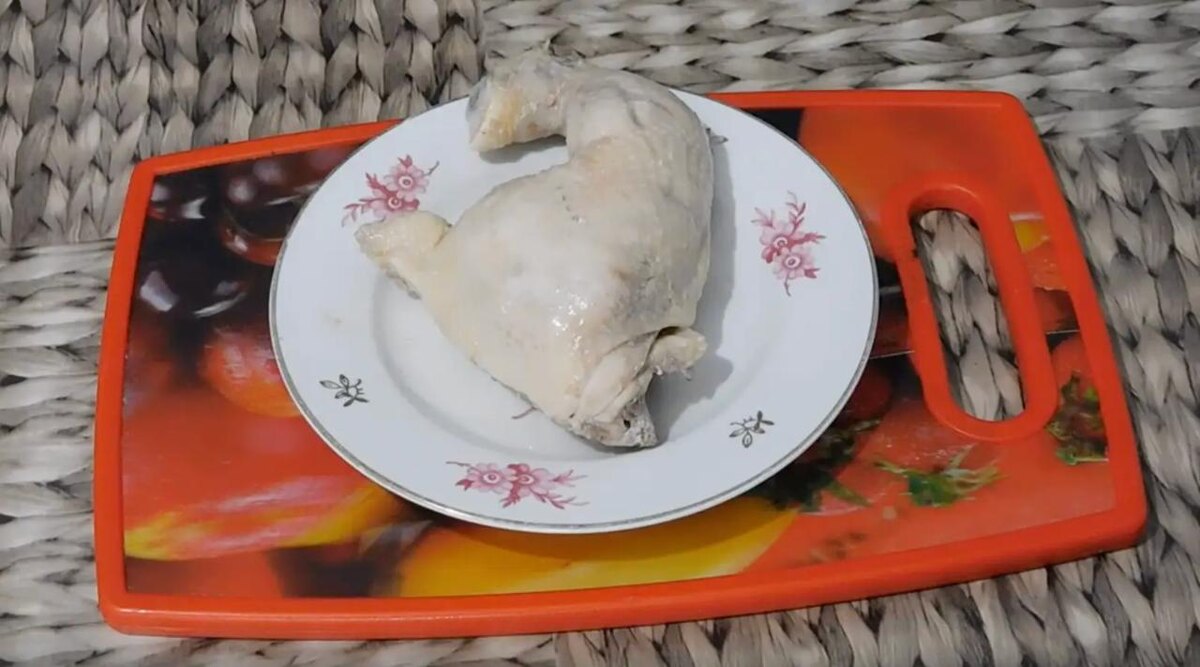 Салаты Шаг за Шагом / Rutube📷Отварите и остудите мясо птицы