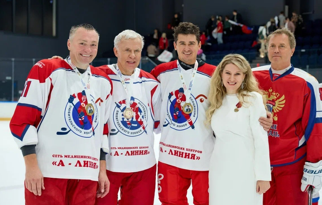 Алина Бородаева в кругу друзей из мира хоккея. Фото: АЛХ