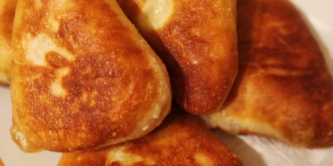 Горячие жареные пирожки с картошкой.