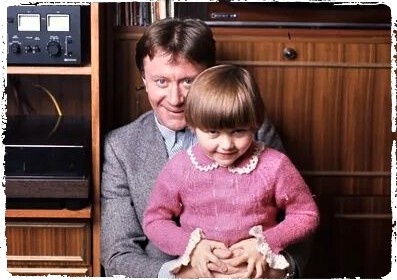 Для Маши он был настоящим отцом. Она обожала его, но именно в этом идеальном доме она впервые столкнулась с темной стороной гениальности.