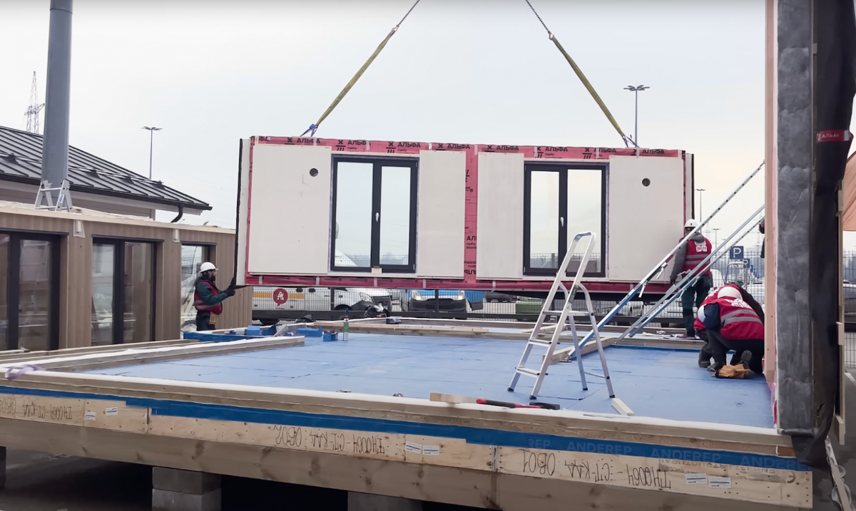 Мы изготавливаем на заводе все части будущего дома: готовые стены с окнами, панели перекрытий с черновой отделкой и кровлю с гибкой черепицей. Каждая панель имеет свой номер, к дому прилагается подробная инструкция по сборке. Кран поднимает стену, бригада ее крепит к соседней — и готово.