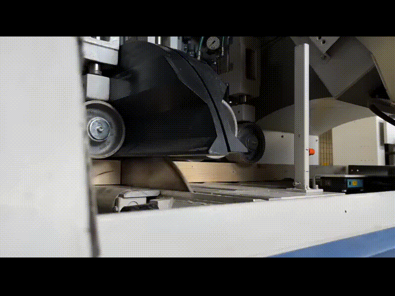 Станок сам делает все пропилы в рассчитанных местах. Из одной длинной доски с дефектами получается несколько коротких заготовок без изъянов.