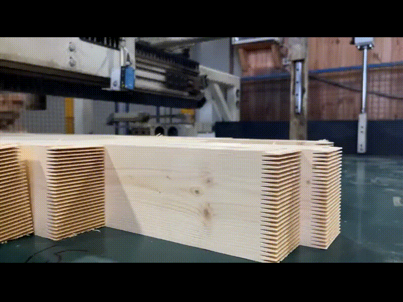 Сращенная доска получается даже крепче цельной. Потому что при её производстве убирают слабые места древесины, а клеевой шов на микрошипах прочнее самой древесины и равномерно распределяет нагрузку.