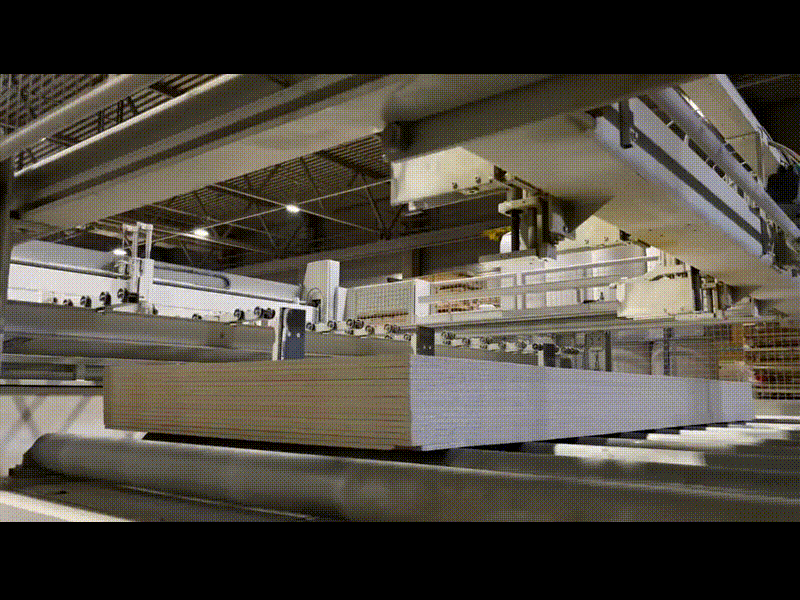 Материал распиливаем на форматно-раскроечном станке Mayer на необходимые элементы стены, кровли и т.п. Программа оптимизации рассчитывает, как разрезать каждый лист с минимальными потерями.