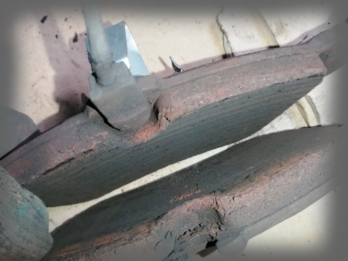 На фото можете увидеть деформацию колодки из за перегрева