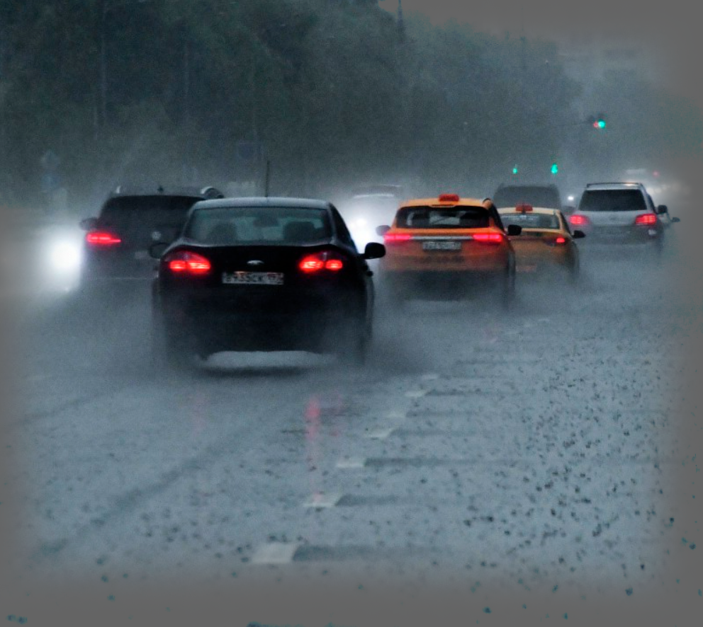 На фото можете наблюдать довольно длинный тормозной путь от черного седана что говорит нам о том что возможно роль играют неисправные тормозные колодки