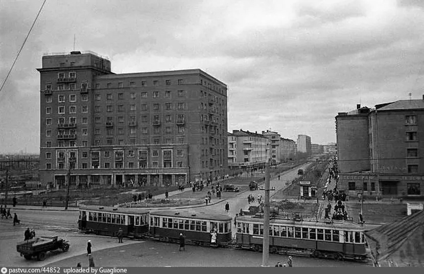 Вид на дом со стороны будущей станции метро "Авиамоторная" Калининской линии, 1947. Автор фото: А. Устинов. С сайта www.pastvu.com.