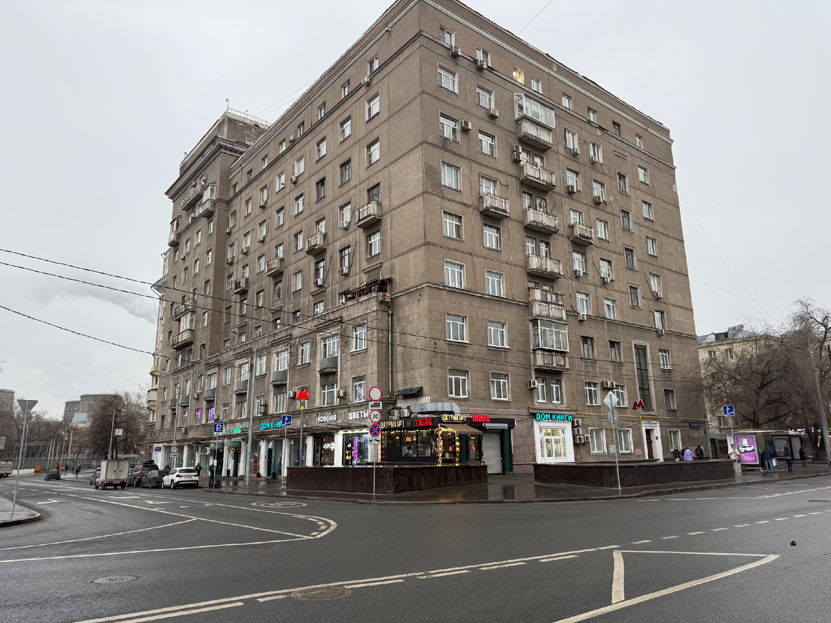 Дом №43/24 на Авиамоторной улице. Часто у него указывают другой адрес: шоссе Энтузиастов, 24/43, 2025. Фото моё.