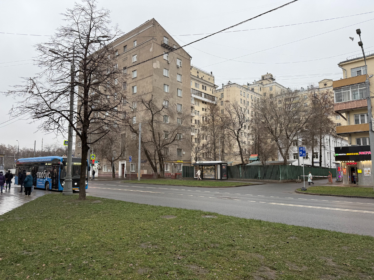 Вид на дом №43/24 со стороны Авиамоторной улицы, 2025. Фото моё.